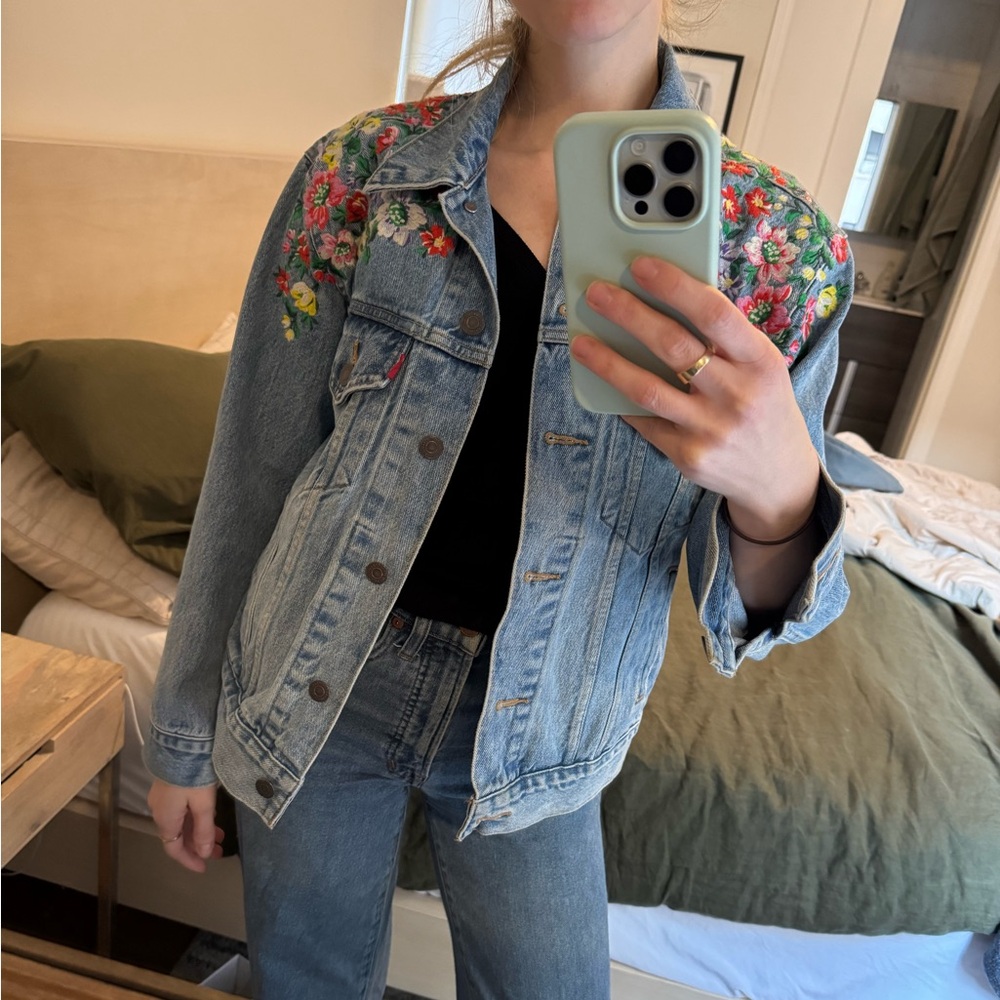 Adorable oversized Levi’s floral Jean jacket